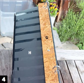 Växtvägg: Sätt skruvkrokar i hålen Växtvägg: Sätt skruvkrokar i hålen